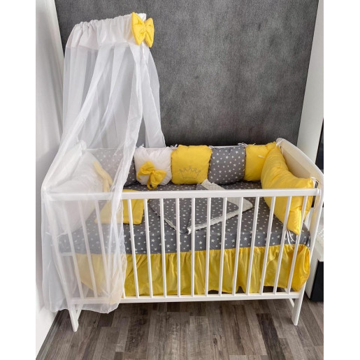 Lenjerie Personalizata pat 120x60 cm cu aparatori din 7 pernute pufoase, perna paturica si cearsaf cu volan Deseda Galben - Stelute pe gri