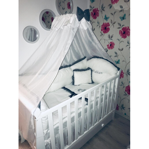 Lenjerie Personalizata cu aparatori Super Groase, baldachin si suport pat 140x70 cm Albă cu Volanas gri