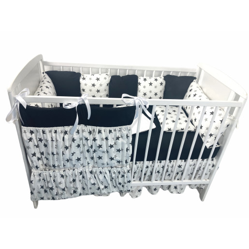 Lenjerie Personalizata pat 120x60 cm cu aparatori din 7 pernute pufoase, perna paturica si cearsaf cu volan Deseda Negru - Steluțe negre pe alb