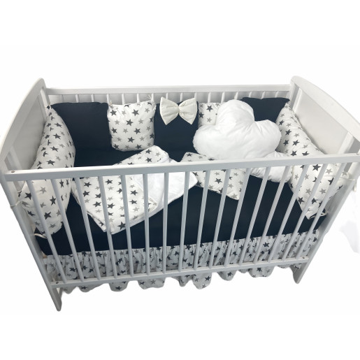 Lenjerie Personalizata pat 120x60 cm cu aparatori din 7 pernute pufoase, perna paturica si cearsaf cu volan Deseda Negru - Steluțe negre pe alb