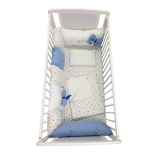 Lenjerie Personalizata pat 120x60 cm cu aparatori din 7 pernute pufoase, perna paturica si cearsaf cu volan Deseda Albastru - Stelute albastre pe alb