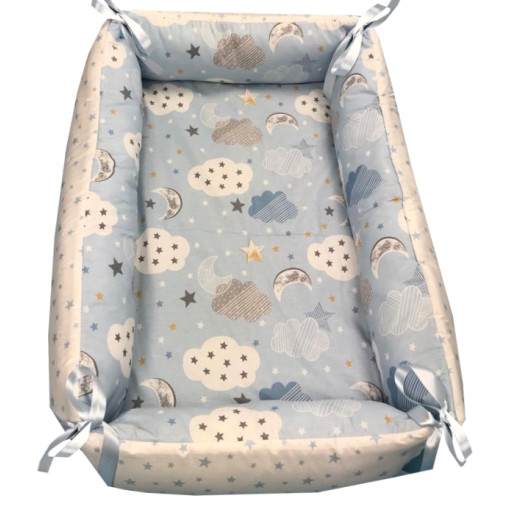Reductor Personalizat Bebe Bed Nest cu paturica si pernuta antiplagiocefalie Deseda Norisori cu luna albastra 
