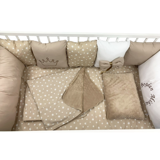Lenjerie Personalizata pat 120x60 cm cu aparatori din 7 pernute pufoase, perna paturica si cearsaf cu volan Deseda Bej - Stelute pe bej