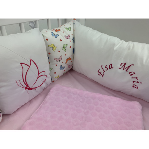 Lenjerie Personalizata patru 120x60 cm cu aparatori din 7 pernute pufoase, perna paturica si cearsaf cu volan Deseda Fluturasi colorati