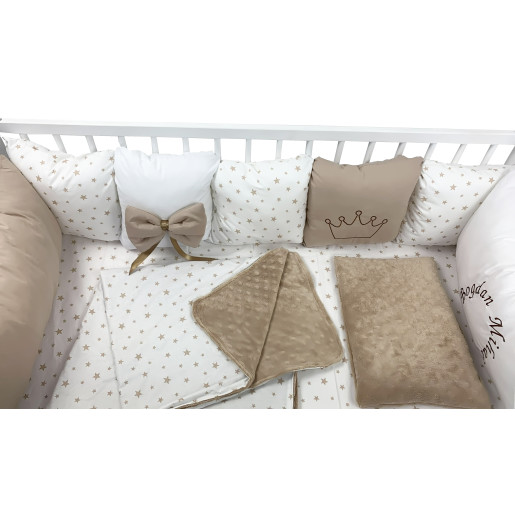 Lenjerie Personalizata pat 120x60 cm cu aparatori din 7 pernute pufoase, perna paturica si cearsaf cu volan Deseda Bej - Stelute bej pe alb