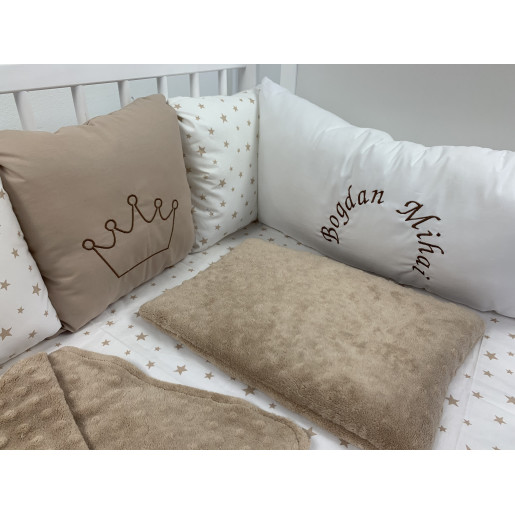 Lenjerie Personalizata pat 120x60 cm cu aparatori din 7 pernute pufoase, perna paturica si cearsaf cu volan Deseda Bej - Stelute bej pe alb