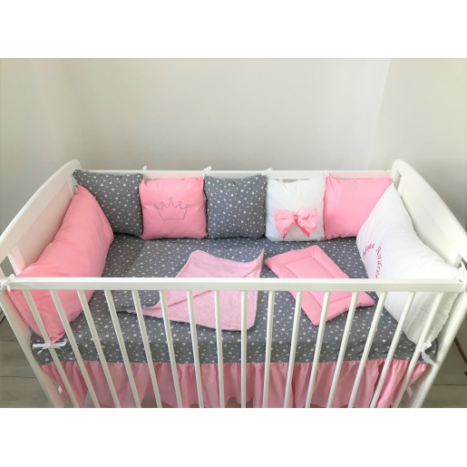 Lenjerie Personalizata pat 120x60 cm cu aparatori din 7 pernute pufoase, perna paturica si cearsaf cu volan Deseda Roz - Stelute pe gri