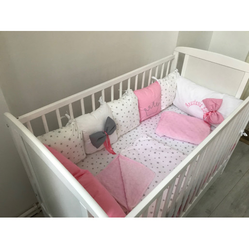Lenjerie Personalizata pat 120x60 cm cu aparatori din 7 pernute pufoase, perna paturica si cearsaf cu volan Deseda Roz - Stelute gri pe alb