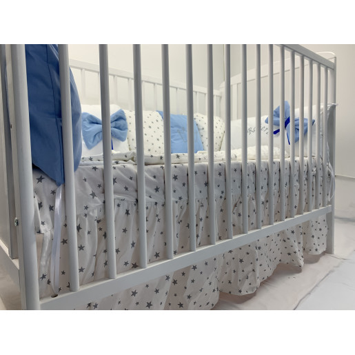 Lenjerie Personalizata pat 120x60 cm cu aparatori din 7 pernute pufoase, perna paturica si cearsaf cu volan Deseda Albastru - Stelute albastre pe alb