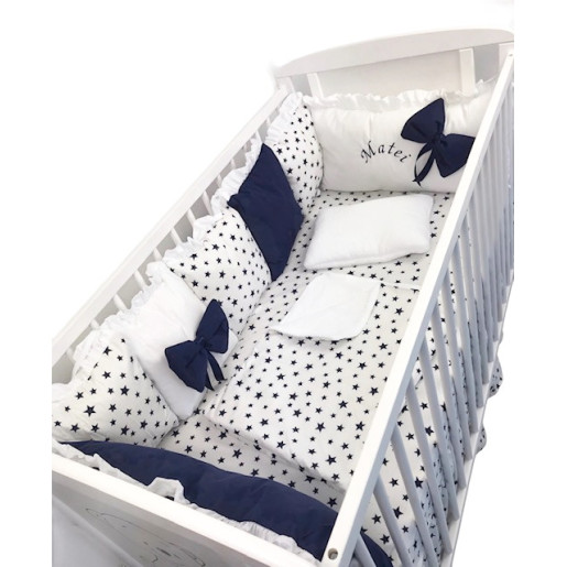 Lenjerie Personalizata pat 120x60 cm cu aparatori din 7 pernute pufoase cu volanase, perna paturica si cearsaf cu volan Deseda Alb-bleumarin cu stelute