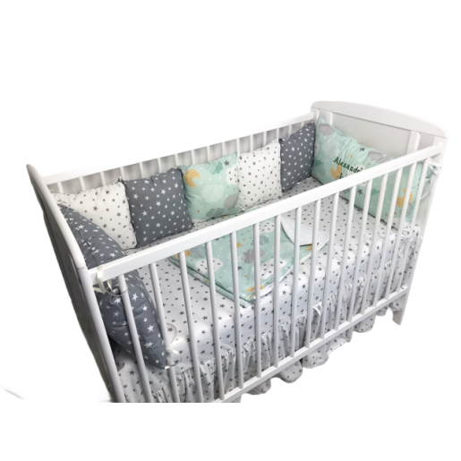 Lenjerie Personalizata pat 120x60 cm cu aparatori din 7 pernute pufoase, perna paturica si cearsaf cu volan Deseda Norisori cu luna vernil cu stelute gri