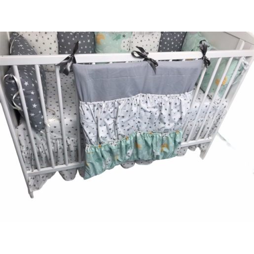 Lenjerie Personalizata pat 120x60 cm cu aparatori din 7 pernute pufoase, perna paturica si cearsaf cu volan Deseda Norisori cu luna vernil cu stelute gri