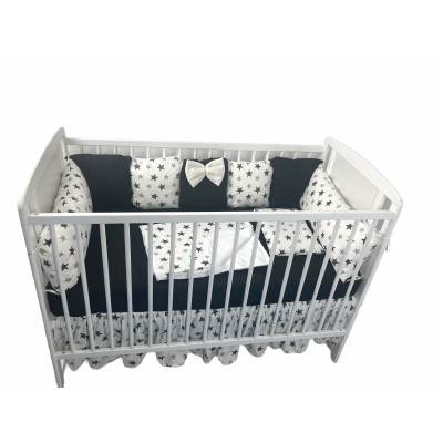 Lenjerie Personalizata pat 120x60 cm cu aparatori din 7 pernute pufoase, perna paturica si cearsaf cu volan Deseda Negru - Steluțe negre pe alb