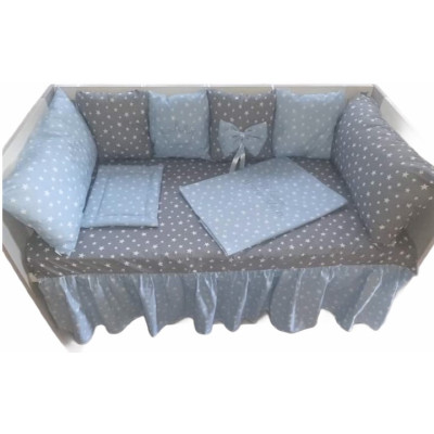 Lenjerie Personalizata pat 120x60 cm cu aparatori din 7 pernute pufoase, perna paturica si cearsaf cu volan Deseda Steluțe pe bleo - Steluțe pe gri
