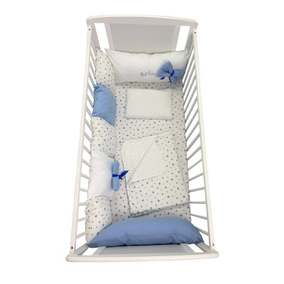 Lenjerie Personalizata pat 120x60 cm cu aparatori din 7 pernute pufoase, perna paturica si cearsaf cu volan Deseda Albastru - Stelute albastre pe alb