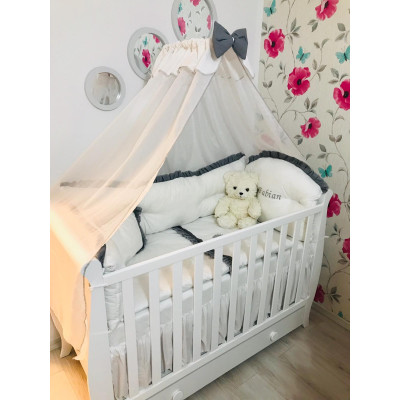 Lenjerie Personalizata cu aparatori Super Groase, baldachin si suport pat 140x70 cm Albă cu Volanas gri
