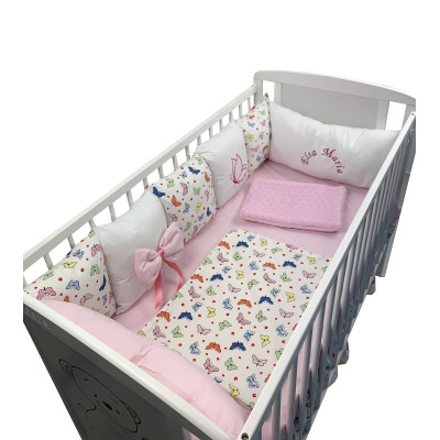 Lenjerie Personalizata patru 120x60 cm cu aparatori din 7 pernute pufoase, perna paturica si cearsaf cu volan Deseda Fluturasi colorati