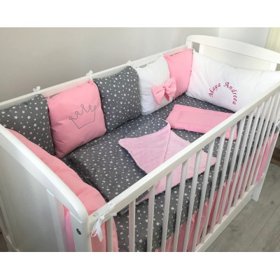 Lenjerie Personalizata pat 120x60 cm cu aparatori din 7 pernute pufoase, perna paturica si cearsaf cu volan Deseda Roz - Stelute pe gri