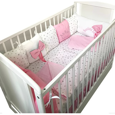 Lenjerie Personalizata pat 120x60 cm cu aparatori din 7 pernute pufoase, perna paturica si cearsaf cu volan Deseda Roz - Stelute gri pe alb