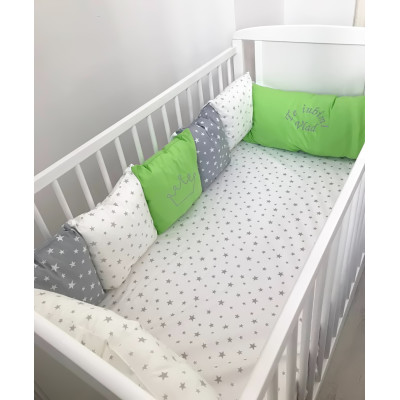 Lenjerie Personalizata pat 120x60 cm cu aparatori din 7 pernute pufoase, perna paturica si cearsaf cu volan Deseda Verde - Stelute gri pe alb