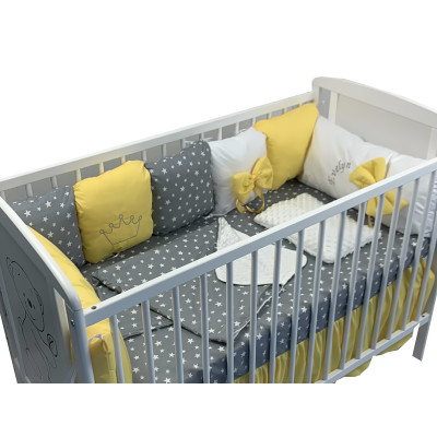 Lenjerie Personalizata pat 120x60 cm cu aparatori din 7 pernute pufoase, perna paturica si cearsaf cu volan Deseda Galben - Stelute pe gri