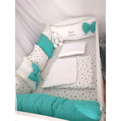 Lenjerie Personalizata pat 120x60 cm cu aparatori din 7 pernute pufoase, perna paturica si cearsaf cu volan Deseda Verde menta - Alb cu stelute gri