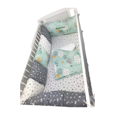 Lenjerie Personalizata pat 120x60 cm cu aparatori din 7 pernute pufoase, perna paturica si cearsaf cu volan Deseda Norisori cu luna vernil cu stelute gri