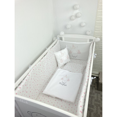 Lenjerie de patut bebelusi Personalizata Imprimata pat 140x70 cm Stelute roz pe alb Unicorn 