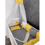 Lenjerie Personalizata pat 120x60 cm cu aparatori din 7 pernute pufoase, perna paturica si cearsaf cu volan Deseda Galben - Stelute pe gri