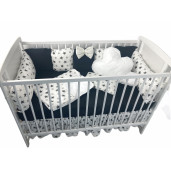 Lenjerie Personalizata pat 120x60 cm cu aparatori din 7 pernute pufoase, perna paturica si cearsaf cu volan Deseda Negru - Steluțe negre pe alb