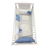 Lenjerie Personalizata pat 120x60 cm cu aparatori din 7 pernute pufoase, perna paturica si cearsaf cu volan Deseda Albastru - Stelute albastre pe alb