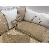 Lenjerie Personalizata pat 120x60 cm cu aparatori din 7 pernute pufoase, perna paturica si cearsaf cu volan Deseda Bej - Stelute pe bej