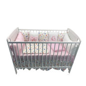 Lenjerie Personalizata patru 120x60 cm cu aparatori din 7 pernute pufoase, perna paturica si cearsaf cu volan Deseda Fluturasi colorati