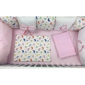 Lenjerie Personalizata patru 120x60 cm cu aparatori din 7 pernute pufoase, perna paturica si cearsaf cu volan Deseda Fluturasi colorati
