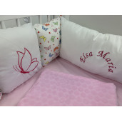 Lenjerie Personalizata patru 120x60 cm cu aparatori din 7 pernute pufoase, perna paturica si cearsaf cu volan Deseda Fluturasi colorati