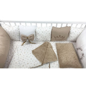 Lenjerie Personalizata pat 120x60 cm cu aparatori din 7 pernute pufoase, perna paturica si cearsaf cu volan Deseda Bej - Stelute bej pe alb