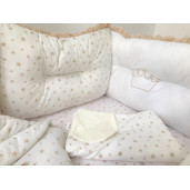 Lenjerie cu 6 aparatori pufoase si paturica pat 140x70 cm Deseda Alb -Stelute bej pe alb- bej