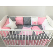 Lenjerie Personalizata pat 120x60 cm cu aparatori din 7 pernute pufoase, perna paturica si cearsaf cu volan Deseda Roz - Stelute pe gri