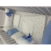 Lenjerie Personalizata pat 120x60 cm cu aparatori din 7 pernute pufoase, perna paturica si cearsaf cu volan Deseda Albastru - Stelute albastre pe alb
