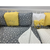 Lenjerie Personalizata pat 120x60 cm cu aparatori din 7 pernute pufoase, perna paturica si cearsaf cu volan Deseda Galben - Stelute pe gri