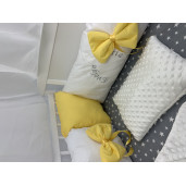 Lenjerie Personalizata pat 120x60 cm cu aparatori din 7 pernute pufoase, perna paturica si cearsaf cu volan Deseda Galben - Stelute pe gri