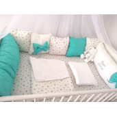 Lenjerie Personalizata pat 120x60 cm cu aparatori din 7 pernute pufoase, perna paturica si cearsaf cu volan Deseda Verde menta - Alb cu stelute gri
