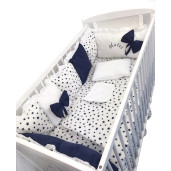Lenjerie Personalizata pat 120x60 cm cu aparatori din 7 pernute pufoase cu volanase, perna paturica si cearsaf cu volan Deseda Alb-bleumarin cu stelute