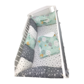 Lenjerie Personalizata pat 120x60 cm cu aparatori din 7 pernute pufoase, perna paturica si cearsaf cu volan Deseda Norisori cu luna vernil cu stelute gri