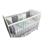 Lenjerie Personalizata pat 120x60 cm cu aparatori din 7 pernute pufoase, perna paturica si cearsaf cu volan Deseda Norisori cu luna vernil cu stelute gri