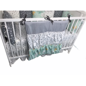 Lenjerie Personalizata pat 120x60 cm cu aparatori din 7 pernute pufoase, perna paturica si cearsaf cu volan Deseda Norisori cu luna vernil cu stelute gri